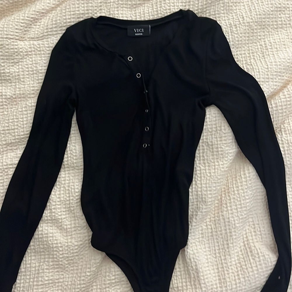 VICI medium long sleeve bodysuit with buttons